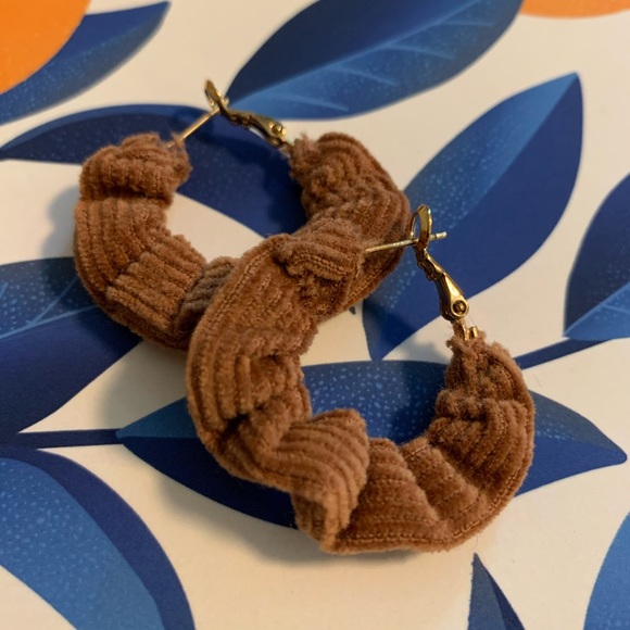 Earrings, tan super cute - Picture 2 of 4